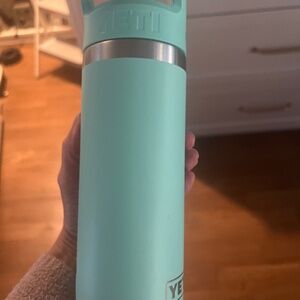 Yeti Rambler flip top straw cup
